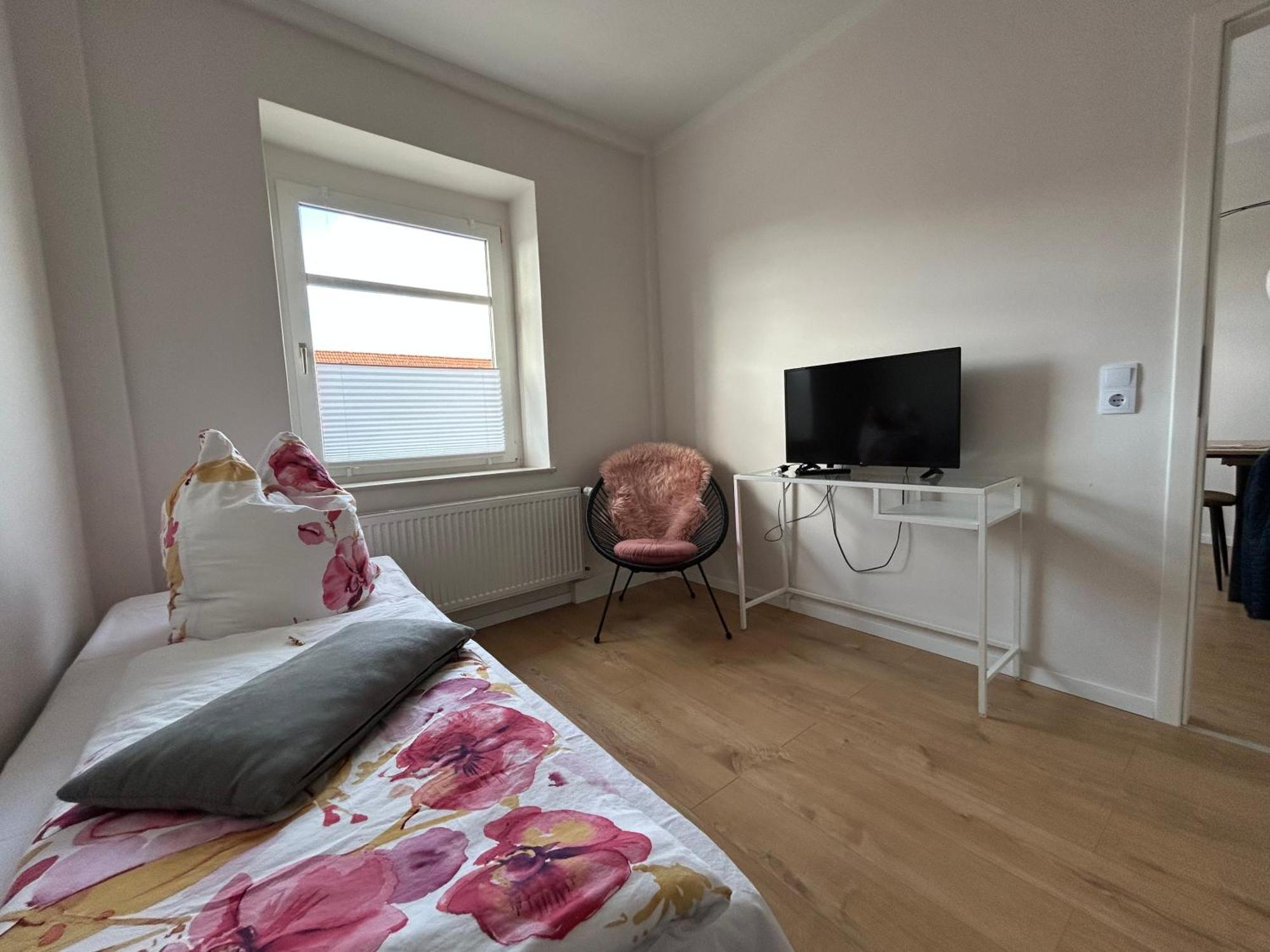 Schoene Neue 4 Zimmer Wohnung Mit Sued-Balkon Bis 8 Personen Naumburg  Esterno foto